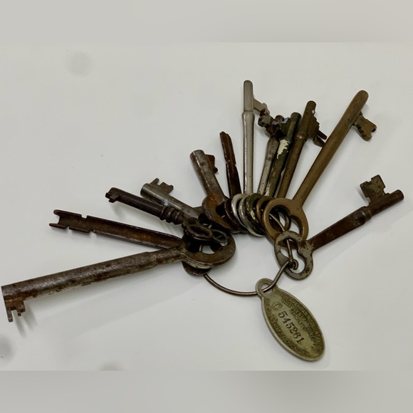 (Lot of 12) Antique Skeleton Keys Property of Chicago Insurance Company Keyring - Picture 2 of 16